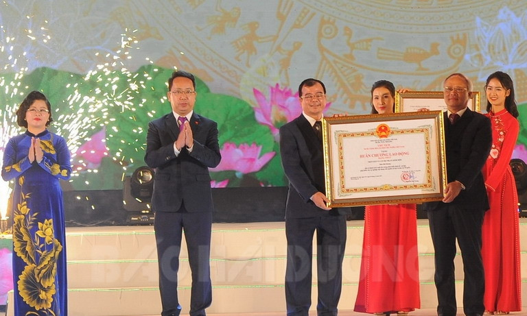 Lễ công bố thành lập thị xã Kinh Môn và đón nhận Huân chương Lao động hạng nhất